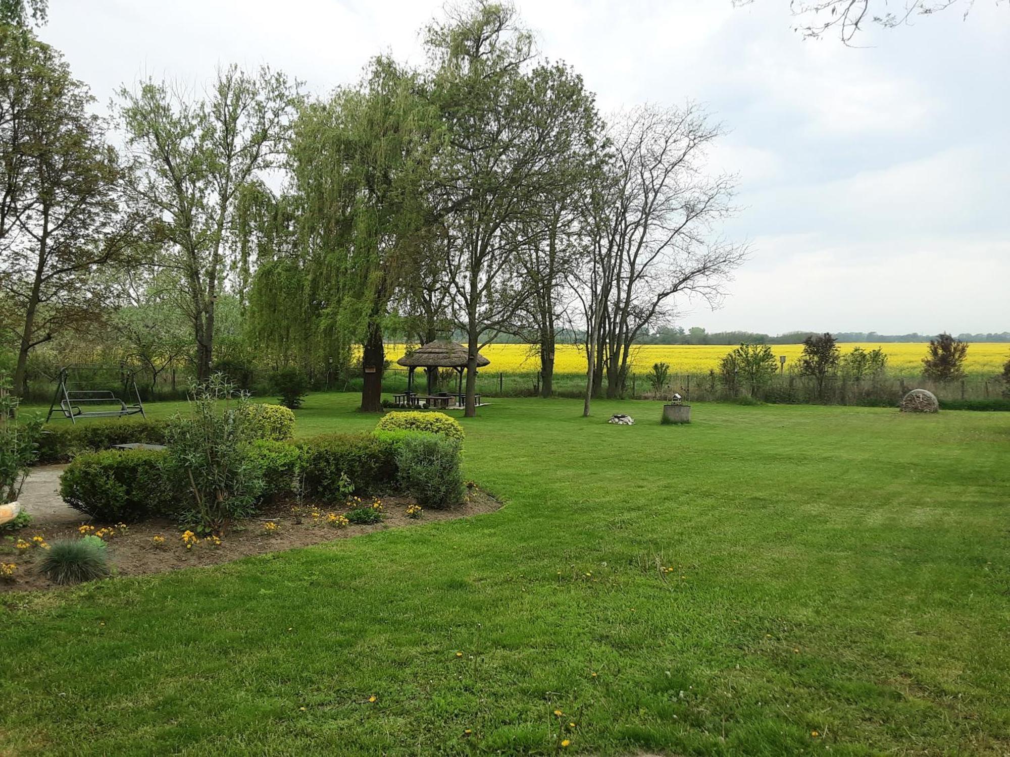 Herberg Tisza Tiszababolna Exterior photo